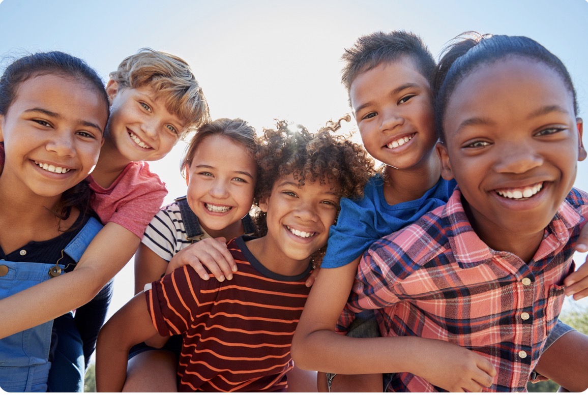 Groupe d'enfants souriants, générations futures