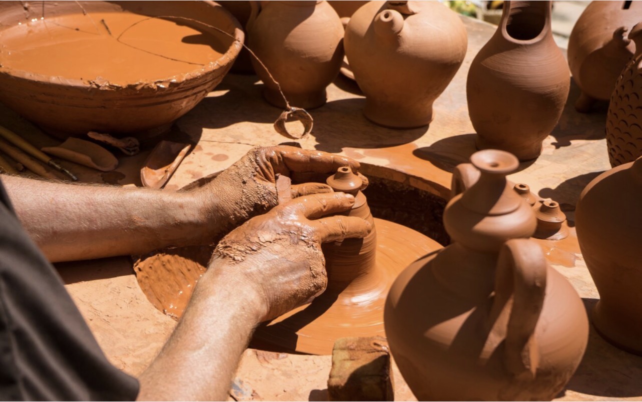 Mains de potier façonnant l'argile, poteries marocaines